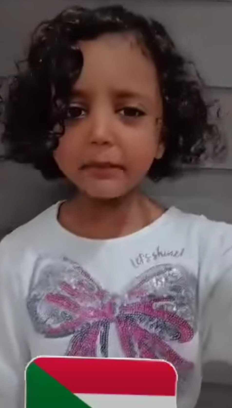 شاهد بالصورة والفيديو.. طفلة سودانية تبكي فرحة وتفشل في إكمال حديثها بعد اخبارها باقتراب العودة إلى أرض الوطن (الله أكبر أنا مبسوطة حنرجع السودان)