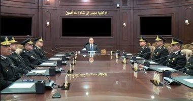 وزير الداخلية يبحث مع القيادات الأمنية خطط تأمين العيد.. فيديو