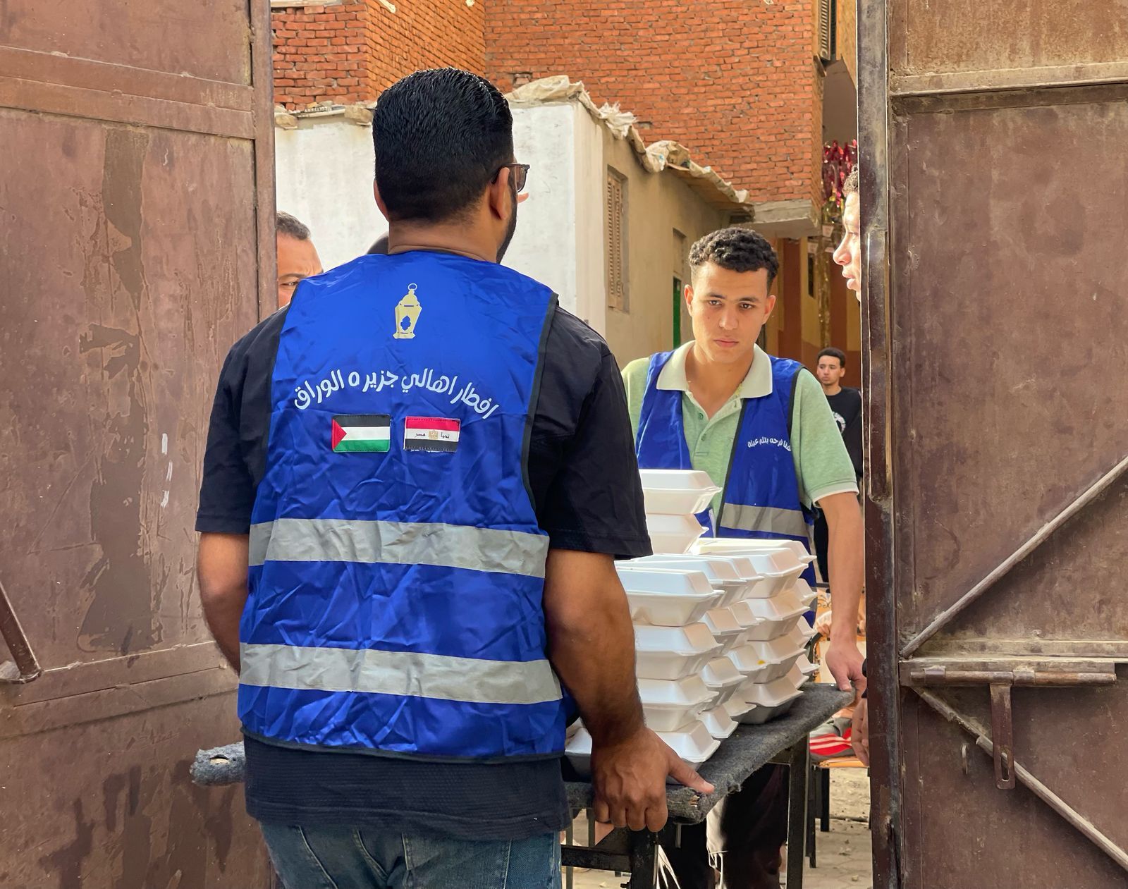 جزيرة الوراق بتفرح.. الأهالى يجهزون مائدة إفطار جماعى للعام الرابع.. صور