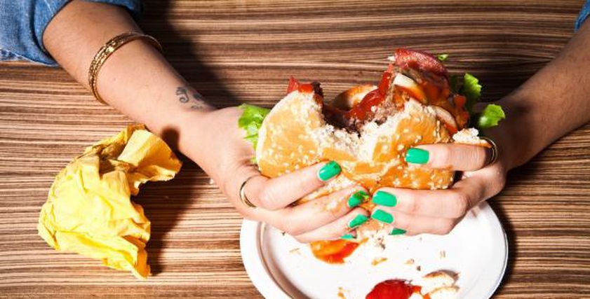 لماذا يفضل البعض تناول أكلات غير صحية؟.. دراسة تفسر الأمر