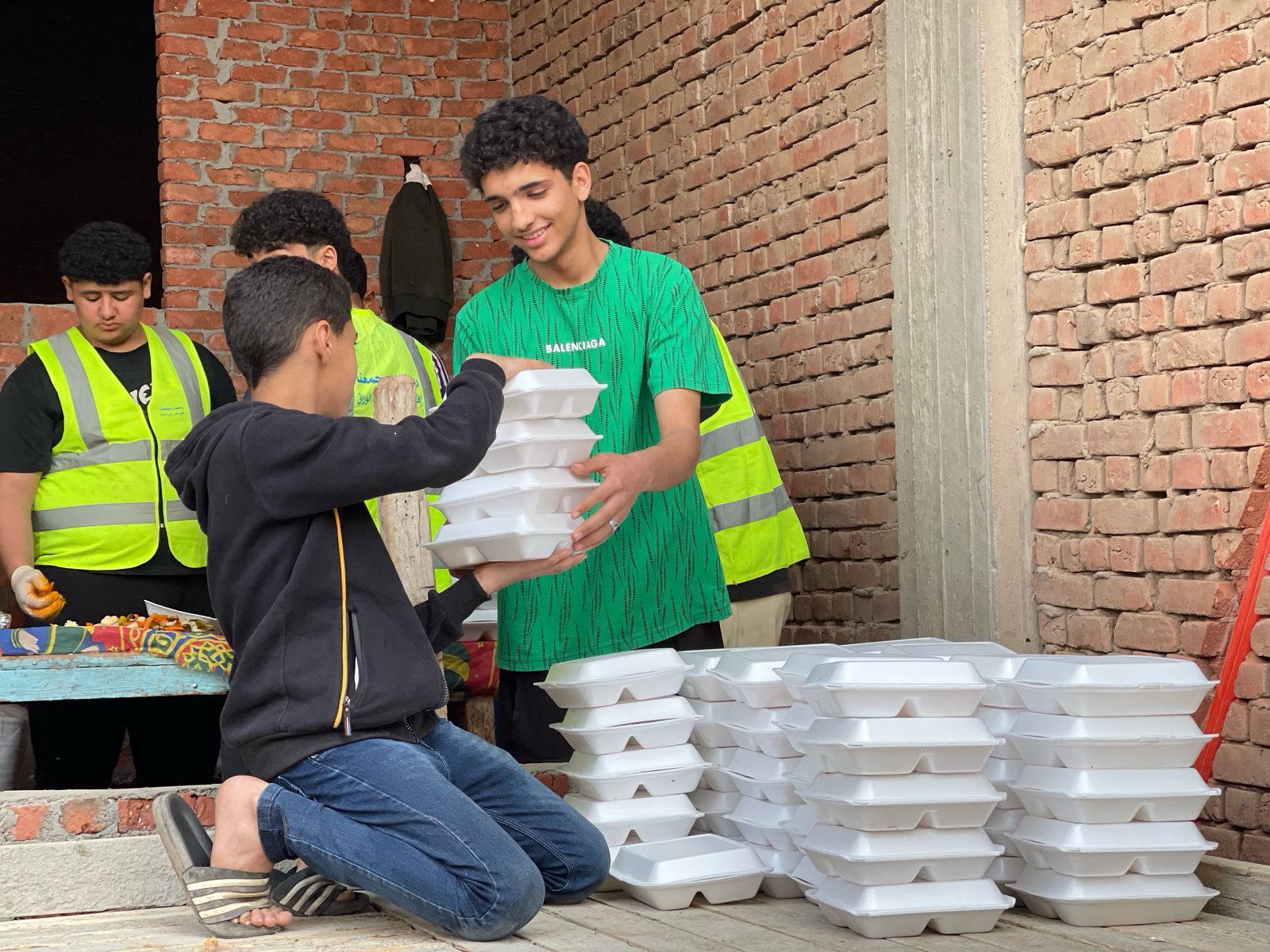 جزيرة الوراق بتفرح.. الأهالى يجهزون مائدة إفطار جماعى للعام الرابع.. صور