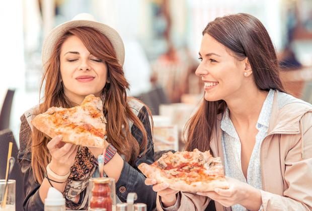 لماذا يفضل البعض تناول أكلات غير صحية؟.. دراسة تفسر الأمر