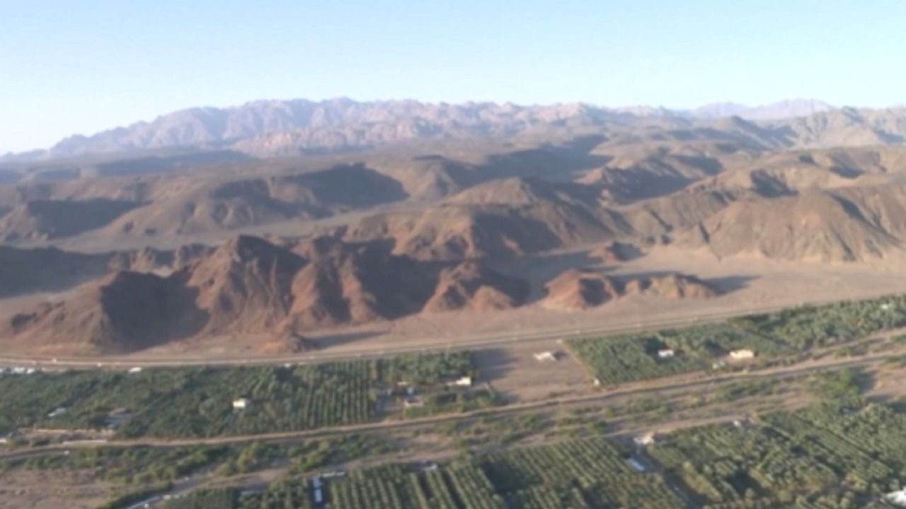 فريق يستكشف معالم المدينة المنورة التاريخية بطائرات رياضية.. فيديو