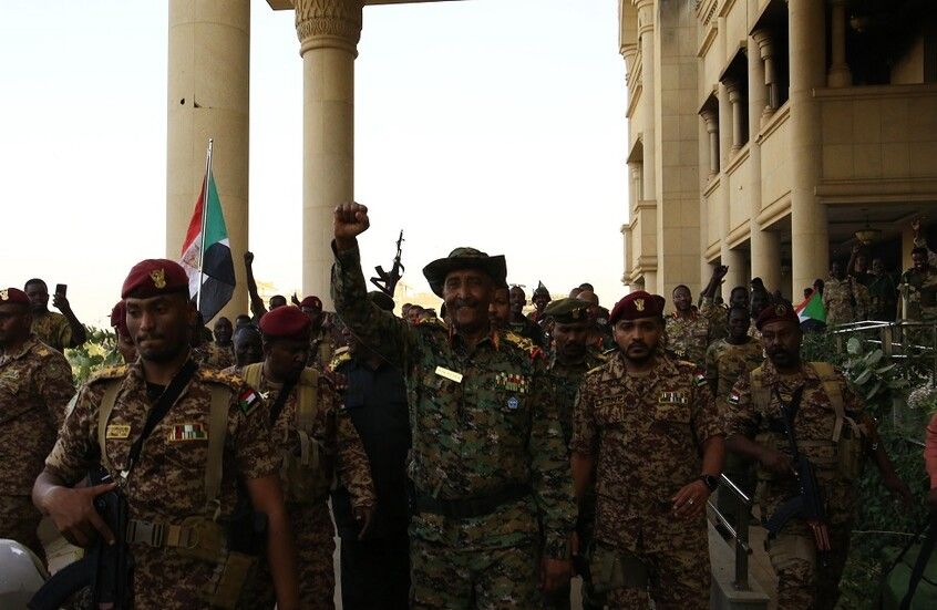 الخليج اليوم .. البرهان يستقبل وفدا سعوديا لبحث دعم مرحلة ما بعد الحرب في السودان