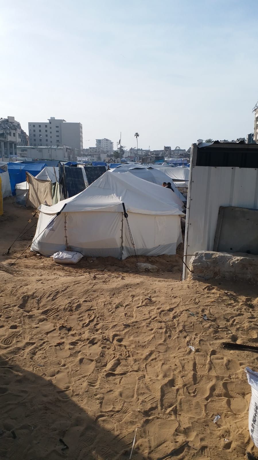 من وسط الدمار تأتى المنح.. استشارى نفسي يعالج مواطنين في دول أمنة من داخل خيمة بغزة