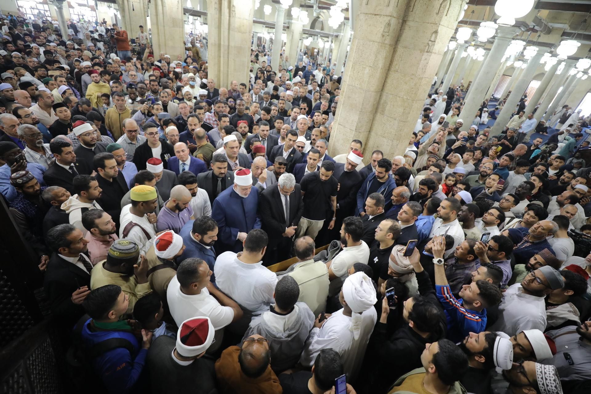 بحضور علماء وقيادات المشيخة.. تشييع جنازة محمد المحرصاوى من الجامع الأزهر.. صور