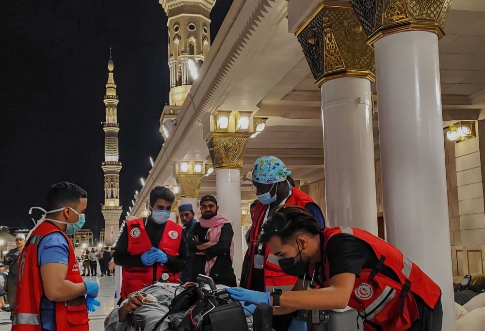 الهلال الأحمر يعيد النبض لمعتكف أصيب بنوبة قلبية في المسجد النبوي