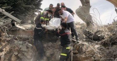 بعد الغارات الإسرائيلية.. فرق الدفاع المدنى اللبنانى تنتشل جثامين الشهداء