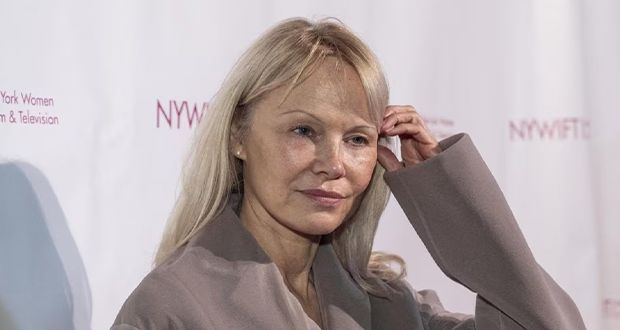 باميلا أندرسون تتألق على السجادة الحمراء.. إطلالة جريئة تخطف الأنظار!