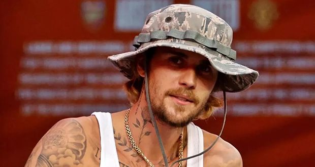 جاستن بيبر يحتضن طفله.. صورة نادرة تخطف القلوب!