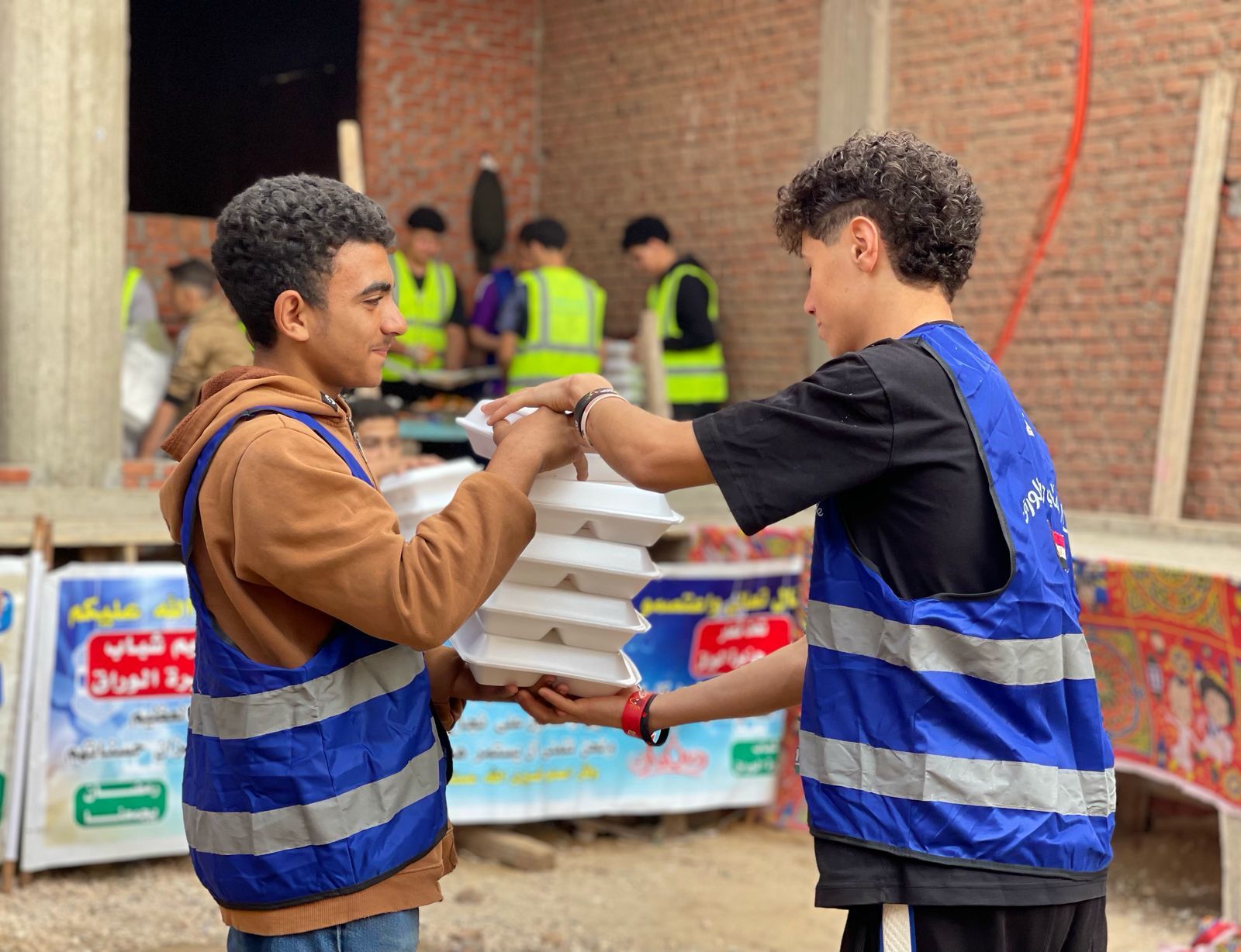 جزيرة الوراق بتفرح.. الأهالى يجهزون مائدة إفطار جماعى للعام الرابع.. صور