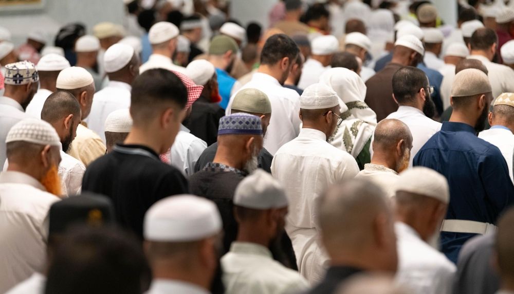 صور| جموع المصلين في المسجد الحرام يؤدون آخر صلاة جمعة بشهر رمضان