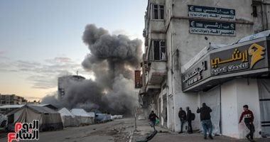 من وسط الدمار تأتى المنح.. استشارى نفسي يعالج مواطنين في دول أمنة من داخل خيمة بغزة