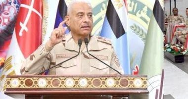 وزير الدفاع يشارك مقاتلى الجيش الثالث وقوات شرق القناة تناول وجبة الإفطار