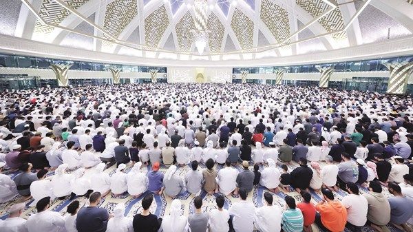 28 ألف مصلٍّ أحيوا ليلة 27 رمضان في جامع الشيخ خليفة الكبير بالعين