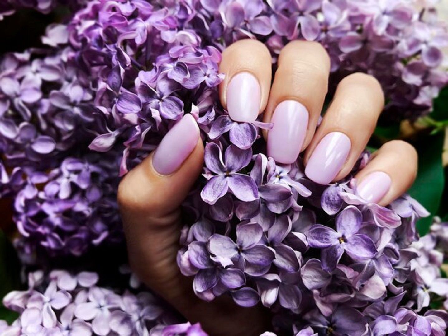 ألوان مناكير مستوحاة من الطبيعة لإطلالة ناعمة في عيد الفطر 2025