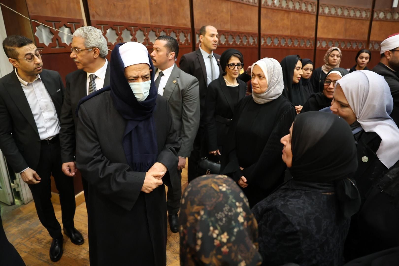 شيخ الأزهر يقدم واجب العزاء فى المحرصاوي رغم مرضه وقبل السفر للتعافى.. صور