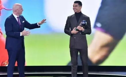 بسبب كأس العالم.. رئيس الفيفا يفاجئ كريستيانو رونالدو (فيديو)