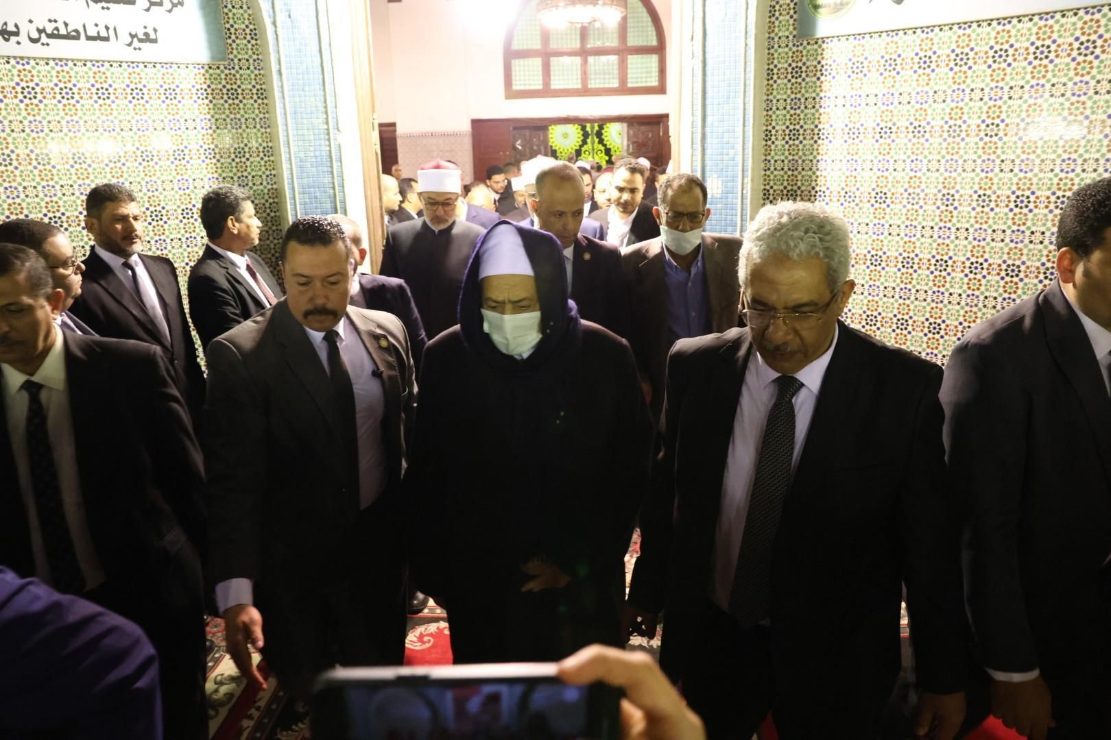 شيخ الأزهر يقدم واجب العزاء فى المحرصاوي رغم مرضه وقبل السفر للتعافى.. صور