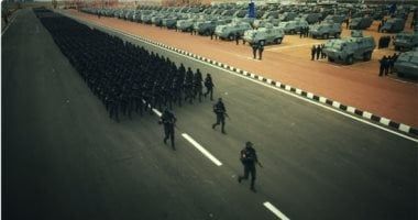 قوات الشرطة تنتشر فى الشوارع لتأمين احتفالات عيد الفطر المبارك.. فيديو