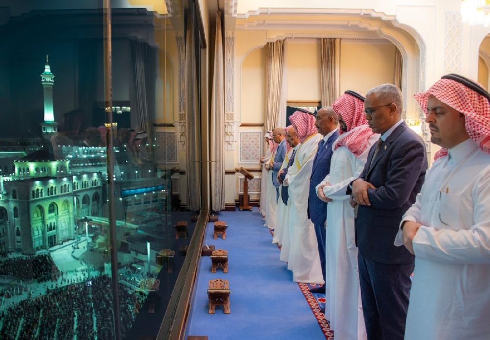 ولي العهد ورئيس مجلس السيادة السوداني يؤديان الصلاة في المسجد الحرام