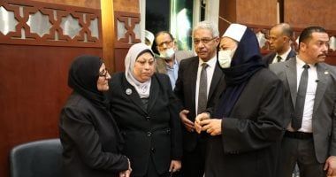 شيخ الأزهر يقدم واجب العزاء فى المحرصاوي رغم مرضه وقبل السفر للتعافى.. صور