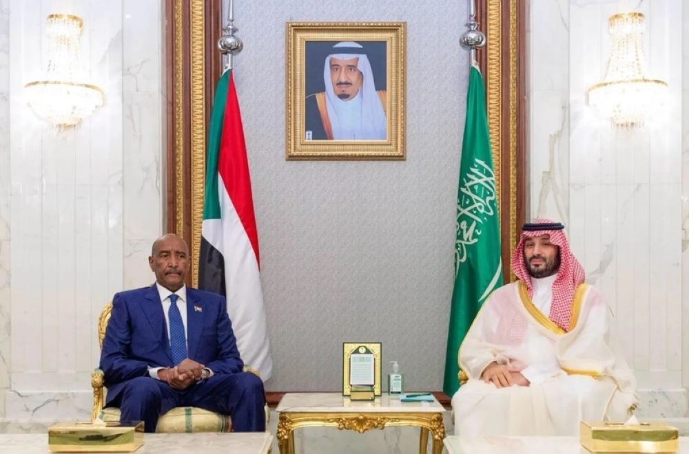 ولي العهد ورئيس مجلس السيادة السوداني يؤديان الصلاة في المسجد الحرام