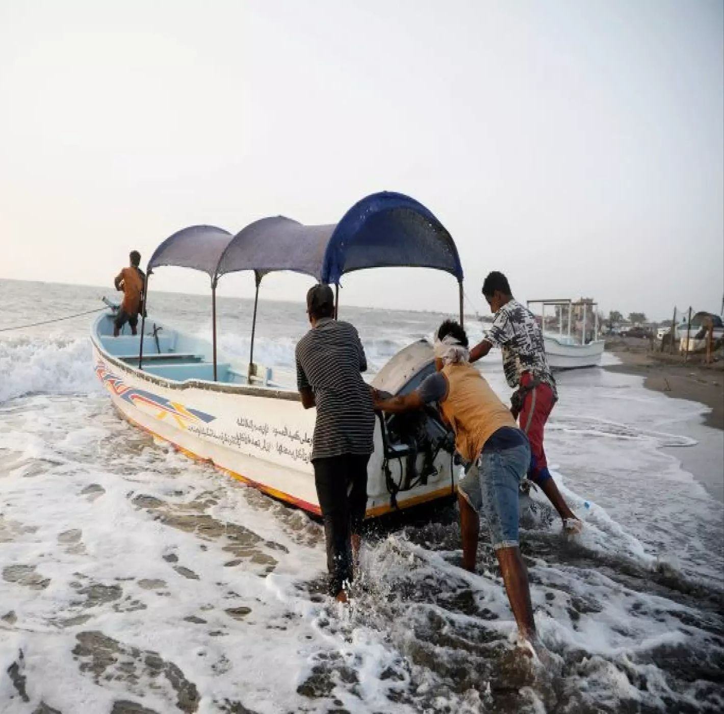 تحذيرات عاجلة من الأرصاد للصيادين ومرتادي البحر من تقلبات جوية في هذه المناطق الساحلية اليمني