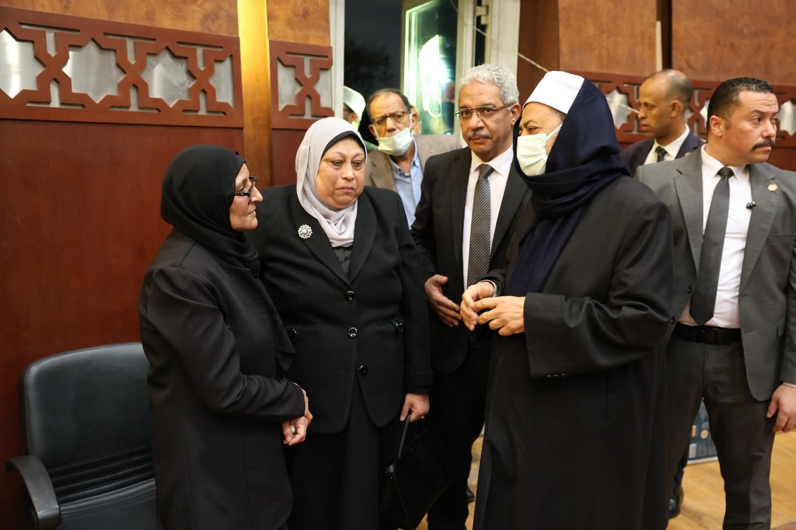 شيخ الأزهر يقدم واجب العزاء فى المحرصاوي رغم مرضه وقبل السفر للتعافى.. صور