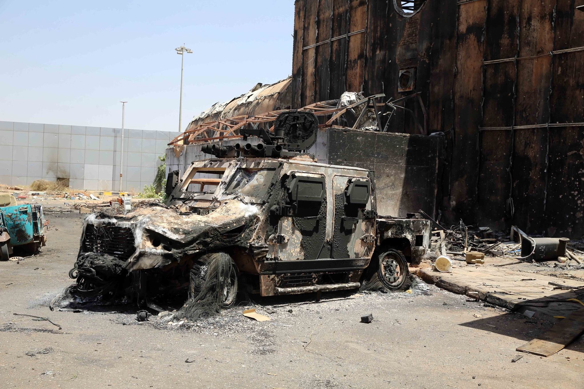 بعد أن تعرض لخراب ودمار كامل.. شاهد أحدث صور لمطار الخرطوم بعد أن قام الجيش باستلامه