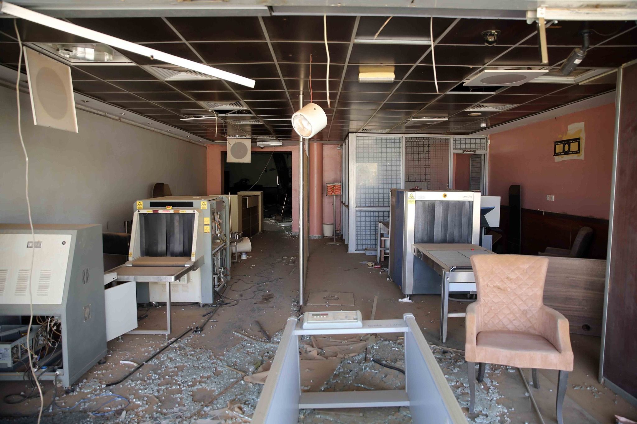 بعد أن تعرض لخراب ودمار كامل.. شاهد أحدث صور لمطار الخرطوم بعد أن قام الجيش باستلامه