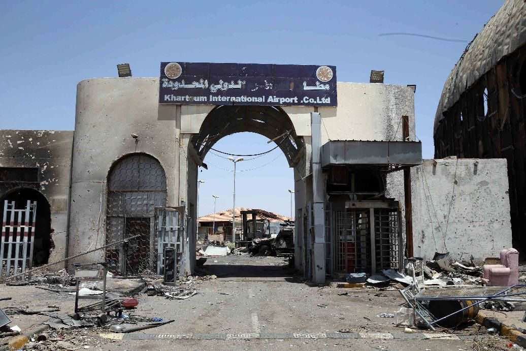 بعد أن تعرض لخراب ودمار كامل.. شاهد أحدث صور لمطار الخرطوم بعد أن قام الجيش باستلامه