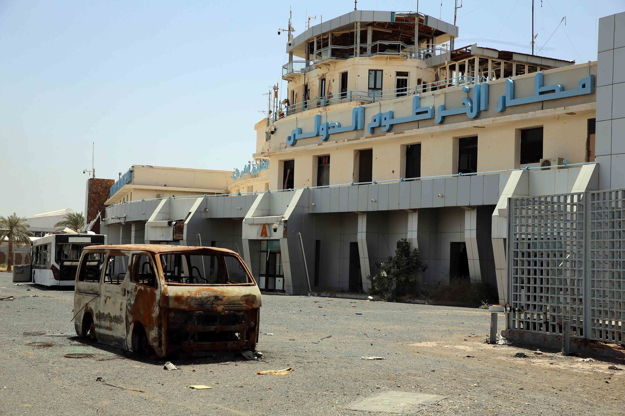 بعد أن تعرض لخراب ودمار كامل.. شاهد أحدث صور لمطار الخرطوم بعد أن قام الجيش باستلامه