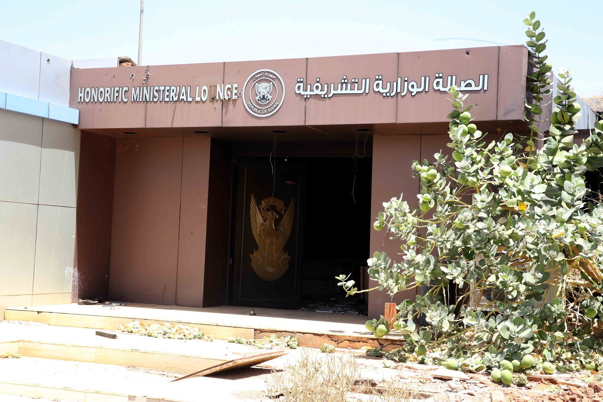 بعد أن تعرض لخراب ودمار كامل.. شاهد أحدث صور لمطار الخرطوم بعد أن قام الجيش باستلامه