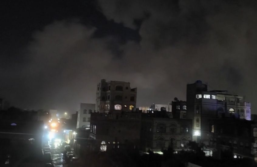 بصورة مفاجئة...انفجار قوي يضيء سماء صنعاء