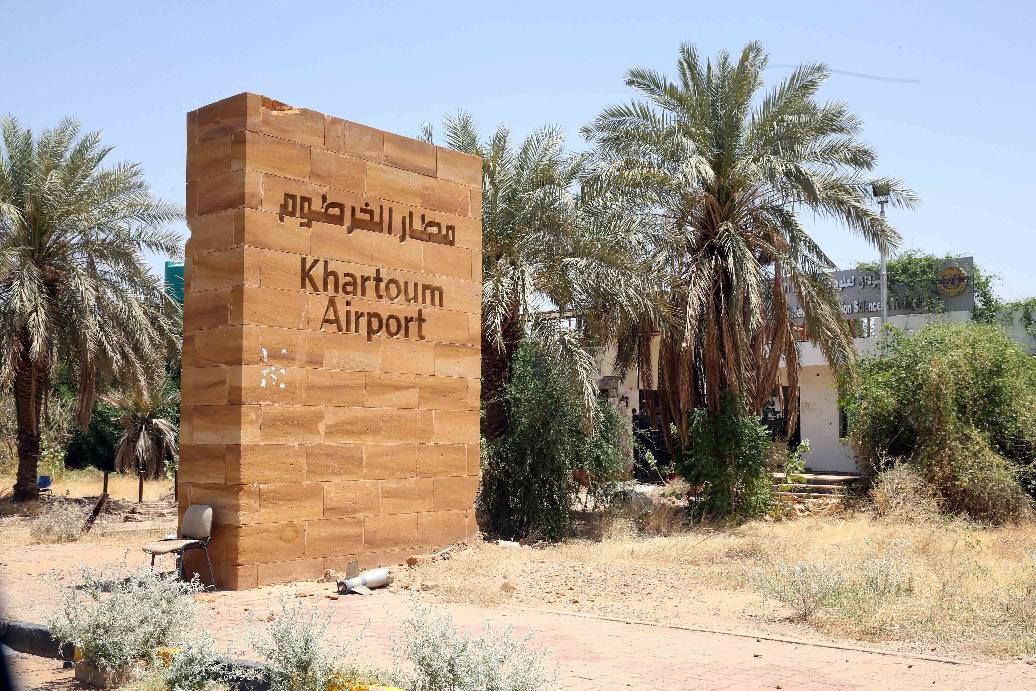 بعد أن تعرض لخراب ودمار كامل.. شاهد أحدث صور لمطار الخرطوم بعد أن قام الجيش باستلامه