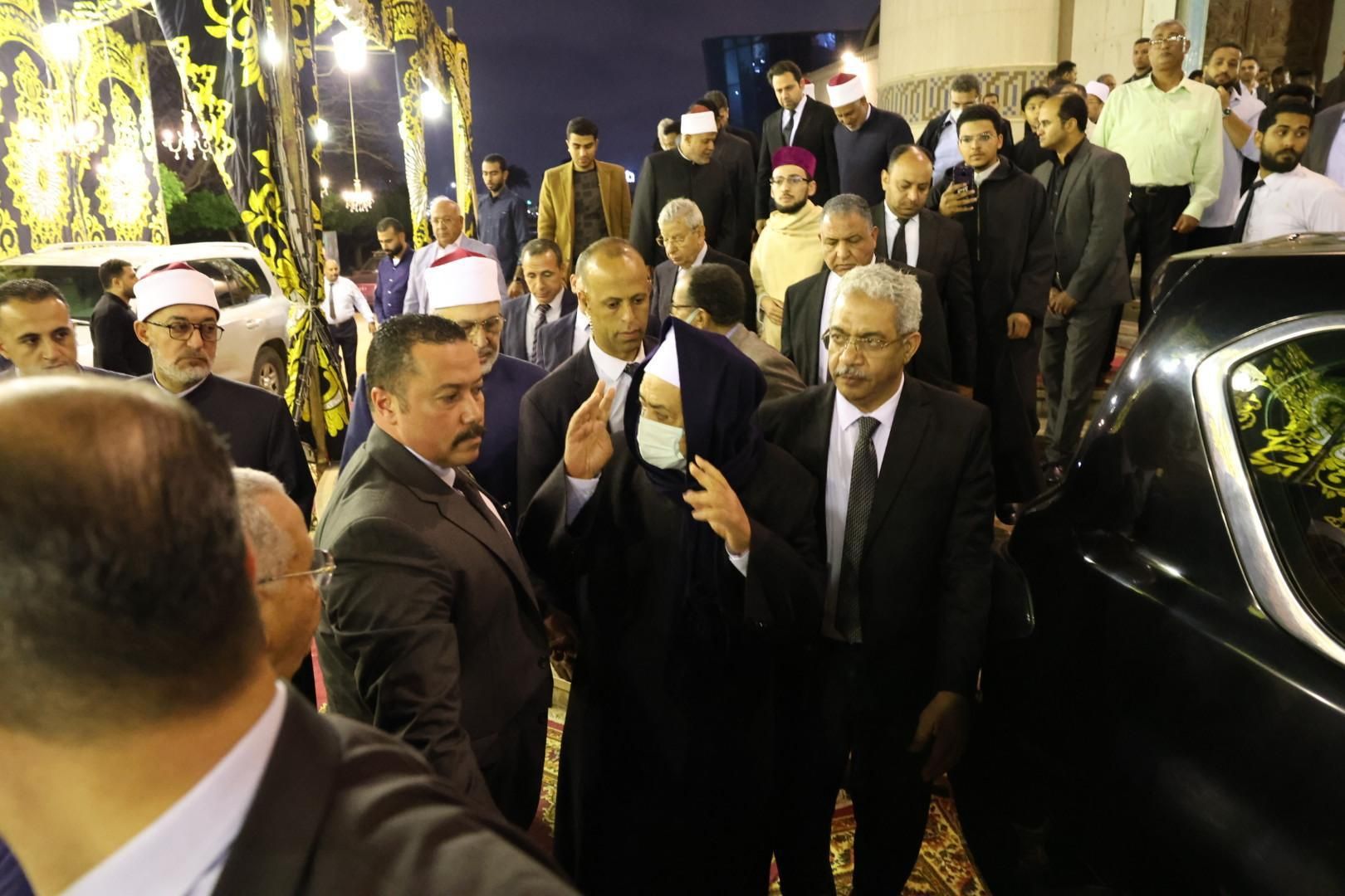 شيخ الأزهر يقدم واجب العزاء فى المحرصاوي رغم مرضه وقبل السفر للتعافى.. صور