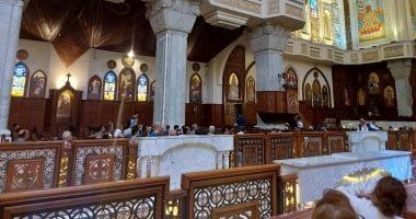 بدء توافد الأقباط لحضور صلوات تجنيز الأنبا باخوميوس بالكاتدرائية