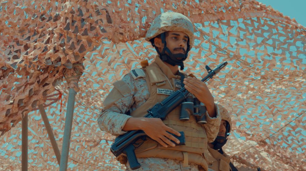 بين الجبال الشامخة.. أبطال الوطن في الحد الجنوبي يعايدون على المملكة