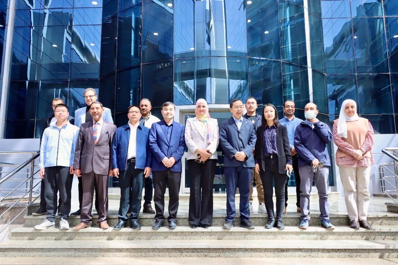 معهد بحوث الإلكترونيات يستقبل وفدًا صينيًّا لتعزيز التعاون