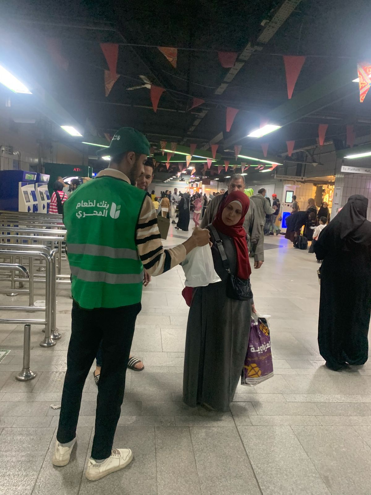 مترو الأنفاق: توزيع 150 ألف وجبة خفيفة لإفطار صائم بعدة محطات.. صور