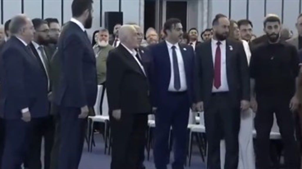 شيخ عشيرة يصرخ بوجه الشرع اثناء اعلان تشكيل الحكومة.. من هو وماذا أراد؟ (فيديو)