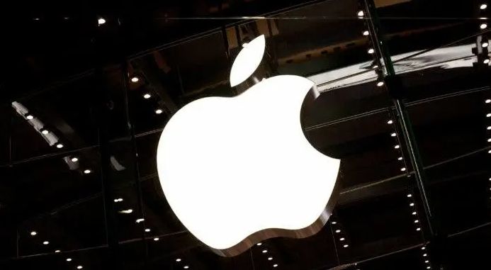 تكنولوجيا: Gurman: لا خطط لـ iPhone صغير مع تحول آبل إلى Air والتركيز على Fold
