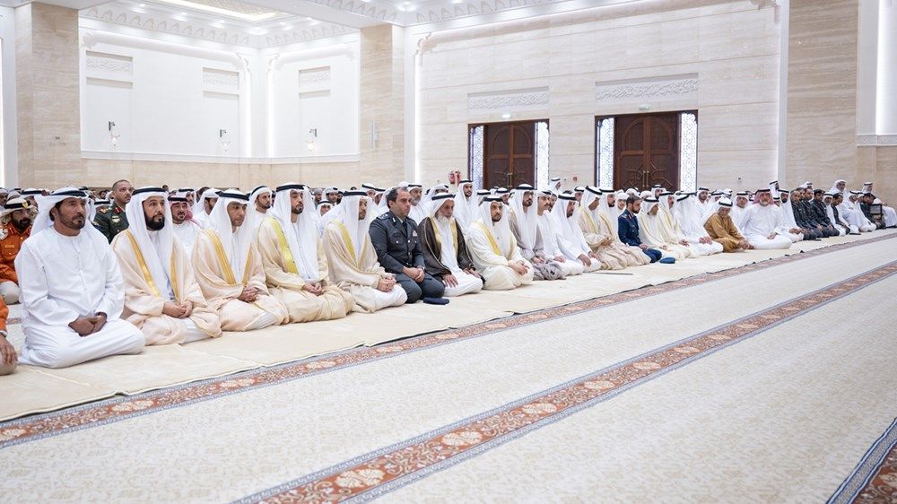 حمدان بن زايد يؤدي صلاة العيد ويستقبل المهنئين