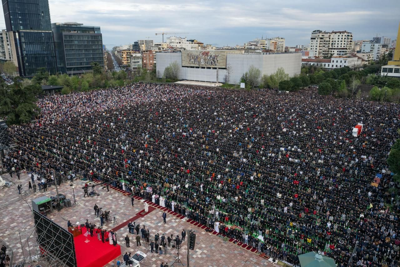الأمين العام لرابطة العالم الإسلامي يُلقي خطبةَ عيد الفطر في أكبر جوامع ألبانيا ومنطقة البلقان