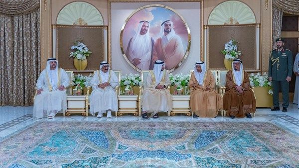 حمدان ومكتوم بن محمد يستقبلان المهنئين بعيد الفطر