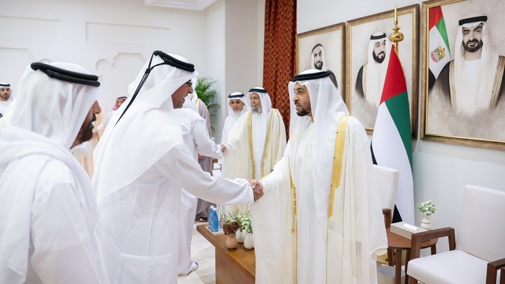 حمدان بن زايد يؤدي صلاة العيد ويستقبل المهنئين