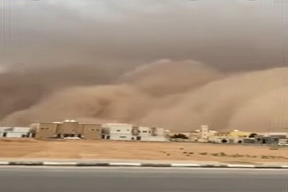 زاحفة باتجاه الشرق.. عاصفة رملية تضرب رفحاء وتحيل نهارها إلى ظلام دامس