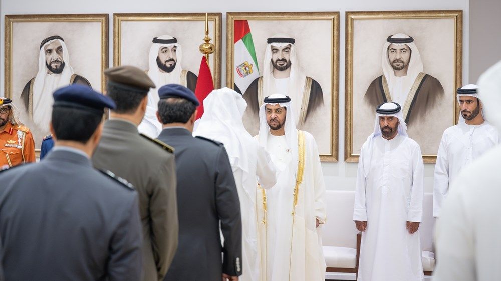 حمدان بن زايد يؤدي صلاة العيد ويستقبل المهنئين