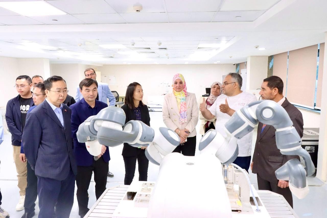 معهد بحوث الإلكترونيات يستقبل وفدًا صينيًّا لتعزيز التعاون